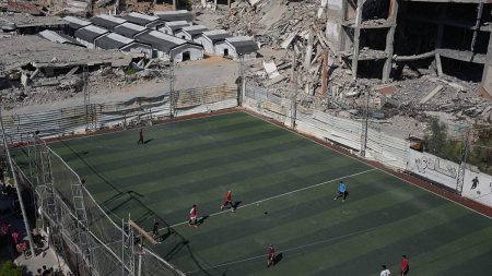 فيديو. مبتورو الأطراف في غزة يعيدون نهائي كأس العالم في ملعب متضرر
