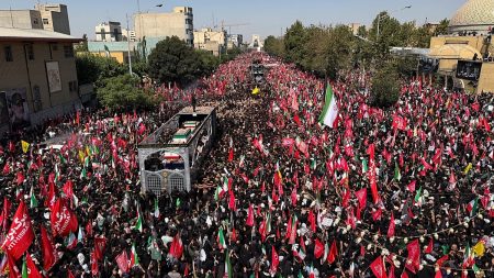 فيديو. نعش علي خامنئي يمر بين آلاف المعزين في مدينة النجف العراقية المقدسة