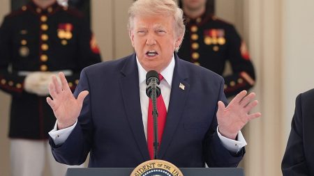 دخان حرائق كندا يلقي بظلاله على نهائي كأس العالم.. وترامب يهدد برسوم جمركية على منتجاتها