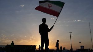 كنا ننتظر استسلام إيران”.. دبلوماسي أميركي سابق: عالقون في “دوامة موت