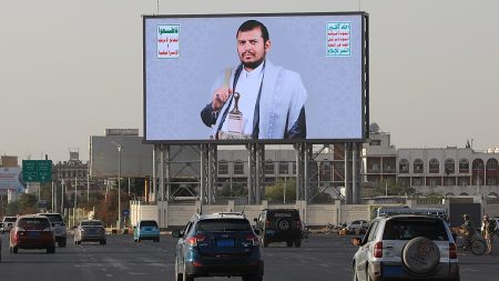 “أي بلد يتورط ببيع طائراته للسعودية سيخسر”.. الحوثي يتوعد: مستعدون للتصعيد الشامل