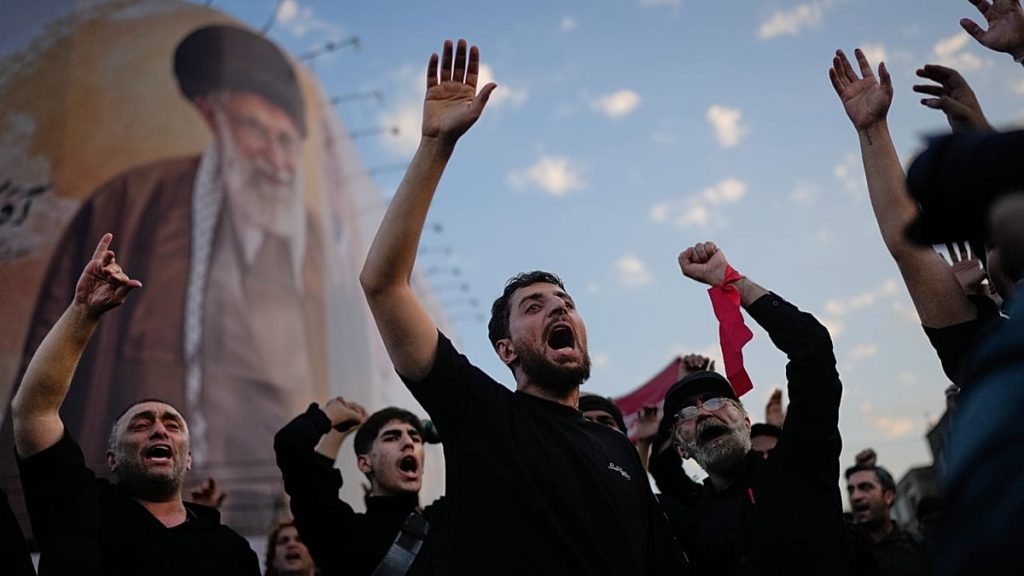 ترامب “على المشنقة” في شرق العاصمة الإيرانية.. وطهران تحشد ملايين المشيعين لخامنئي