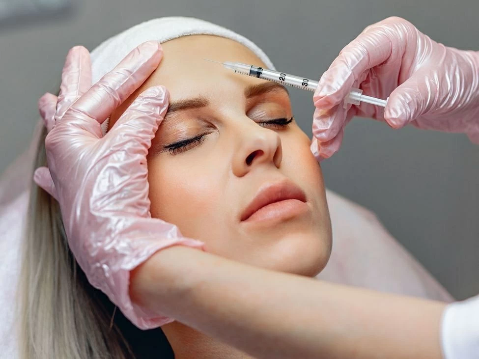 «Baby Botox».. لماذا يتجه إليه الشباب مبكراً؟ – أخبار السعودية