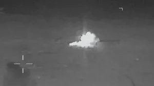 واشنطن تقصف 80 هدفاً إيرانياً وتُغرِق زوارق الحرس الثوري في «هرمز»
