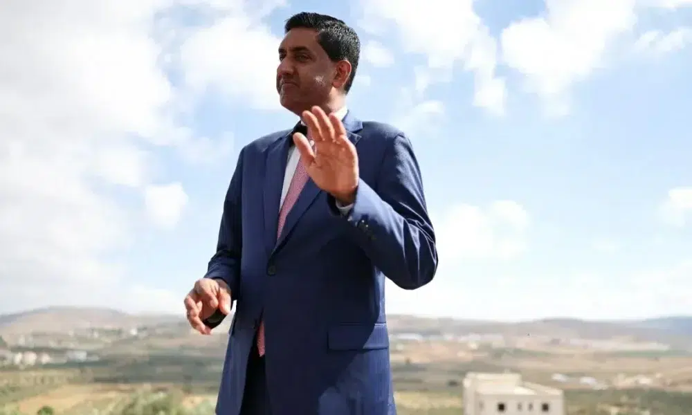 مستوطنون إسرائيليون يحتجزون نائباً أمريكياً بالضفة
