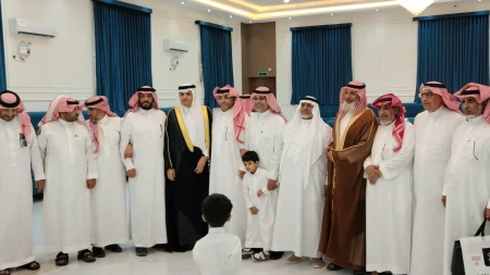 آل فرحان يكرمون مدير تعليم ظهران الجنوب السابق – أخبار السعودية