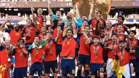 موكب احتفال منتخب إسبانيا بكأس العالم في شوارع مدريد