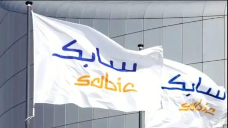 «سابك» و«سير» توقعان مذكرة تفاهم لاستكشاف التعاون في صناعة السيارات الكهربائية