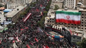 دفن خامنئي في مشهد وسط مراسم حاشدة.. وغموض يحيط بظهور مجتبى