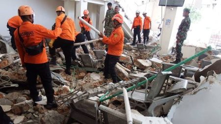 إندونيسيا تجلي آلاف السكان بعد زلزال أمس الذي أودى بحياة 53 شخصًا