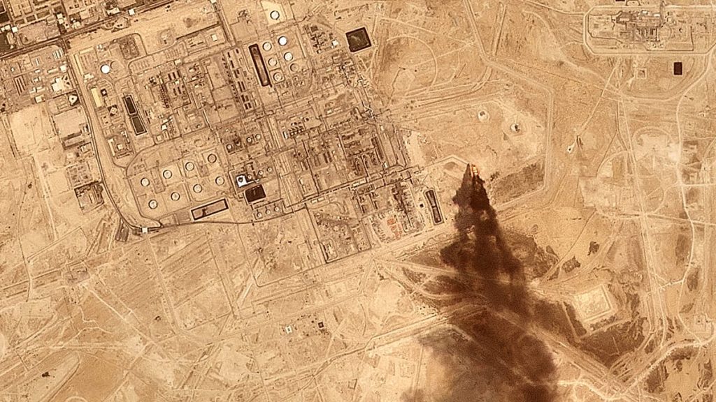 الحوثيون يصعّدون ضد السعودية.. قتلى في هجوم على المخا واستهداف منشأة لأرامكو في جازان
