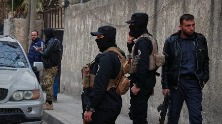 وفاة شاب سوري بعد احتجازه في مخفر شرطة.. والداخلية تشكّل لجنة تحقيق وتتوعد بالمحاسبة
