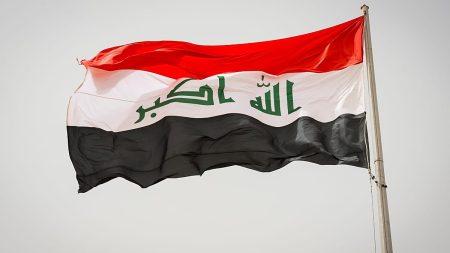 رقم صادم داخل وزارة عراقية.. نحو 20 ألف موظف أميّ يلتحقون ببرنامج تعليمي