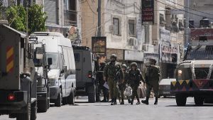 مستوطنون متطرفون يشتبكون مع الجيش الإسرائيلي بعد إخلاء بؤرة استيطانية في الضفة الغربية