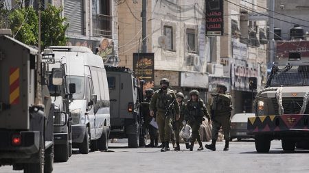مستوطنون متطرفون يشتبكون مع الجيش الإسرائيلي بعد إخلاء بؤرة استيطانية في الضفة الغربية