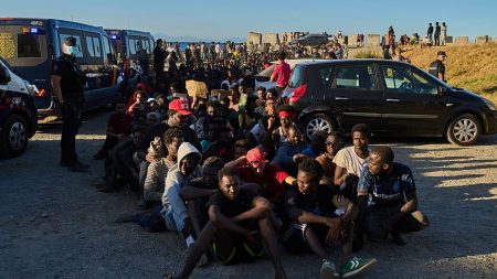المغرب يتهم إسبانيا بالاعتداء على مهاجرين عبروا إلى سبتة.. ويجدد مطالبته بالسيادة عليها