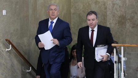 “تعهّد بالولاء وتدخل في الملفات الأمنية”.. رئيس ديوان نتنياهو الأسبق يكشف “أسرار” الأخير وعائلته