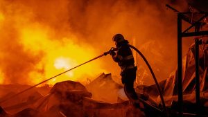 ليلة دامية في كييف: 15 قتيلا على الأقل في هجوم روسي واسع بالصواريخ والمسيّرات