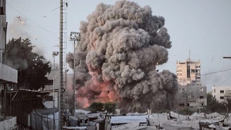 غارة على غزة تقتل 6 فلسطينيين.. وإسرائيل تتحدث عن استهداف قادة في حماس
