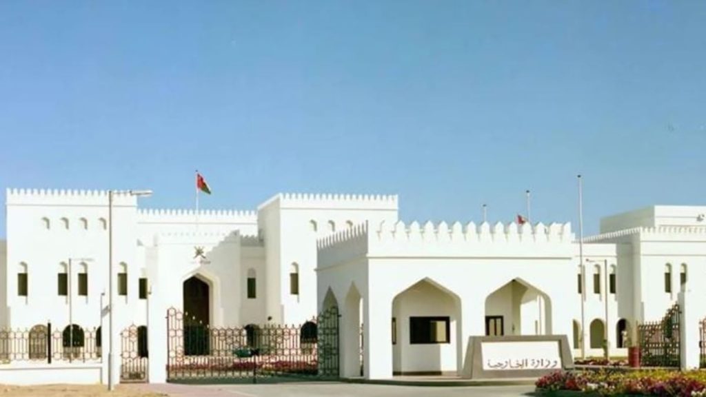 الخارجية العمانية: الاعتداءات المتكررة على السفن في مضيق هرمز انتهاكًا للقانون الدولي وسيادة المياه الإقليمية