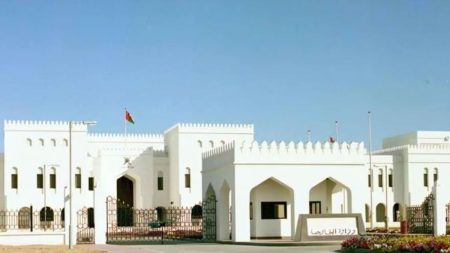 الخارجية العمانية: الاعتداءات المتكررة على السفن في مضيق هرمز انتهاكًا للقانون الدولي وسيادة المياه الإقليمية