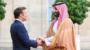 اتصال هاتفي بين ولي العهد والرئيس الفرنسي لبحث أحداث المنطقة