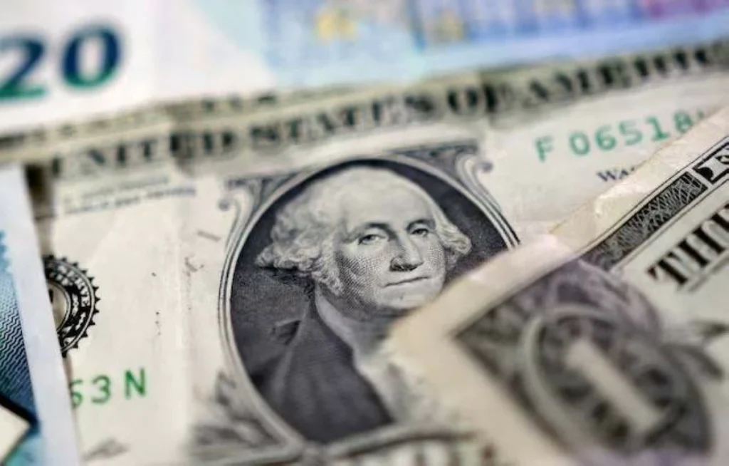 الدولار يحافظ على مكاسبه مع تراجع توقعات رفع الفائدة الأمريكية – أخبار السعودية