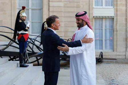 العلاقات السعودية الفرنسية: ماكرون يشيد بزيارة ولي العهد