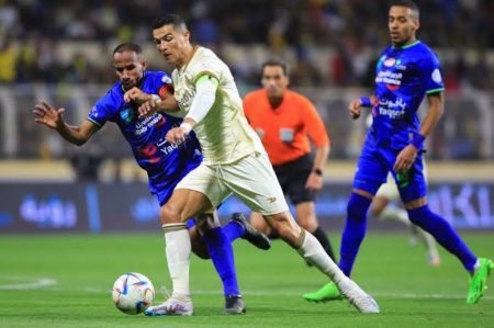 مباراة النصر والفتح في دوري روشن: البطل يبدأ الدفاع عن لقبه