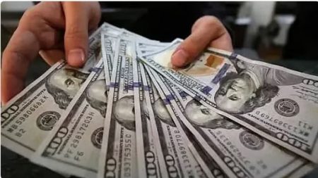 صعود الدولار وسط توقعات برفع الفائدة