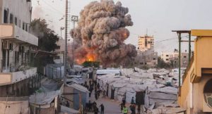 قصف الاحتلال الإسرائيلي يستهدف مركبة بوسط غزة ويخلف شهداء