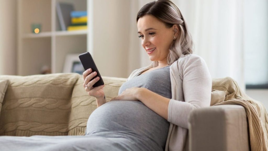 دراسة حديثة تكشف تأثير استخدام الهاتف المحمول أثناء الحمل على صحة الجنين