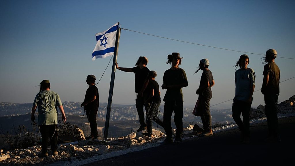 هاجموا الفلسطينيين والجيش الإسرائيلي.. من هم “فتية التلال” وكيف تحوّلوا إلى قوة مؤثرة في الضفة؟
