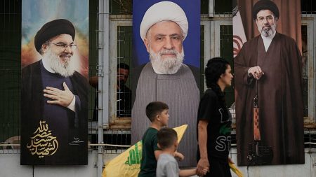 خامنئي يشيد بحزب الله ويتوعد “أعداء إيران”: قريباً سيخلو بحر العرب منهم