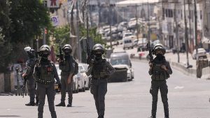 اتهامات بالقتل والاعتداء.. إسرائيل تحاكم 12 من أفراد مصلحة السجون بعد وفاة أسير فلسطيني