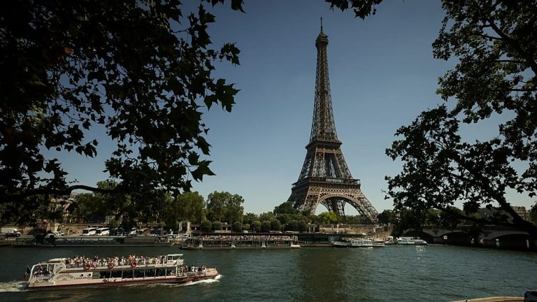 برج إيفل يعيد فتح أبوابه بعد احتجاج على تهميش الموظفات أمام وفد ديني