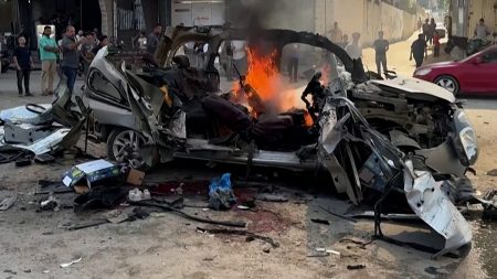 فيديو. غارة إسرائيلية على سيارة في غزة تقتل عنصرين من حماس وتصيب 13 شخصًا