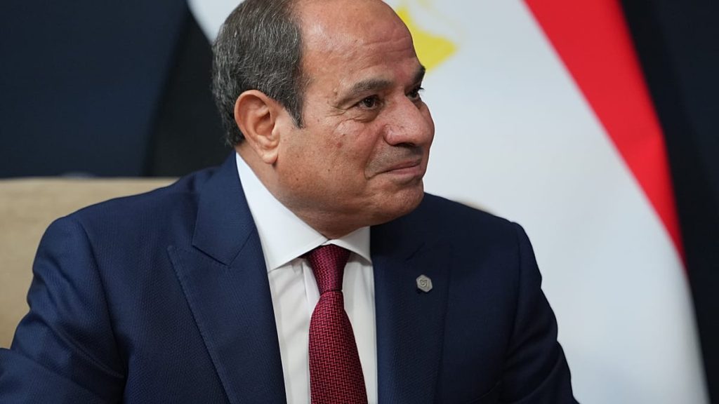 بعد تصريحات كاتس.. الرئيس المصري يؤكد لمحمود عباس رفض تهجير سكان قطاع غزة
