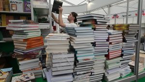 لاتفيا تحظر واردات الكتب والمطبوعات من روسيا وبيلاروس بداعي مواجهة التضليل