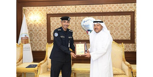 عذبي الناصر كرّم عدداً من موظفي مراكز خدمة الفروانية