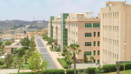 تعليق الدراسة الحضورية في جامعة الملك خالد بأبها وخميس مشيط غدا بسبب الأحوال الجوية
