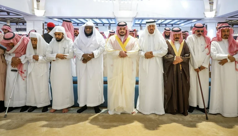 نائب أمير الرياض يؤدي صلاة الميت على نايف الدويش – أخبار السعودية