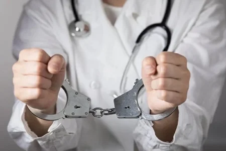 اعتقال طبيبين بعد وفاة مغني شهير في عيادة غامضة.. هل قتلاه؟ – أخبار السعودية