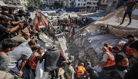 تفاصيل كارثة انهيار مبنى في غزة تودي بحياة 20 فلسطينياً