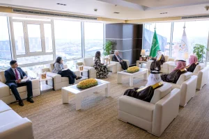 تطور القضاء الإداري في السعودية يجذب اهتمام بريطانيا
