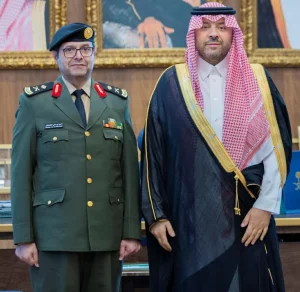 أمير الحدود الشمالية يقلّد مدير السجون رتبته الجديدة – أخبار السعودية