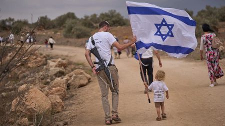 مقتل شاب فلسطيني بالرصاص في الضفة الغربية.. والجيش الإسرائيلي يحتجز جثمانه