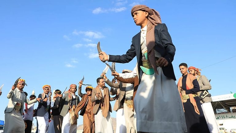 وزير الدفاع اليمني يعتذر للقبائل بعد تهديد تجمعاتها بالاستهداف.. والحوثيون يتوعدون بـ”عواقب كارثية”