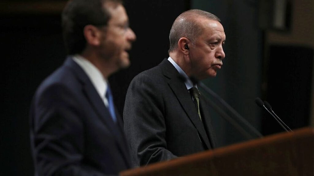 نتنياهو يأمر بإعداد قضية قانونية ضد أردوغان.. صراع إسرائيل وتركيا يتمدد من سوريا إلى باب المندب