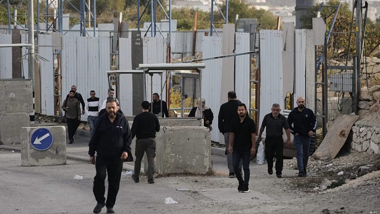إسرائيل ترحل نحو 250 عائلة فلسطينية من الخليل في الضفة الغربية بعد مقتل جنود